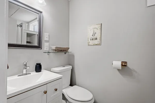 $2,100 | 792 Grove Street, Unit 2, Manchester, NH 03103