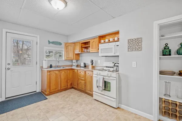 $2,100 | 792 Grove Street, Unit 2, Manchester, NH 03103