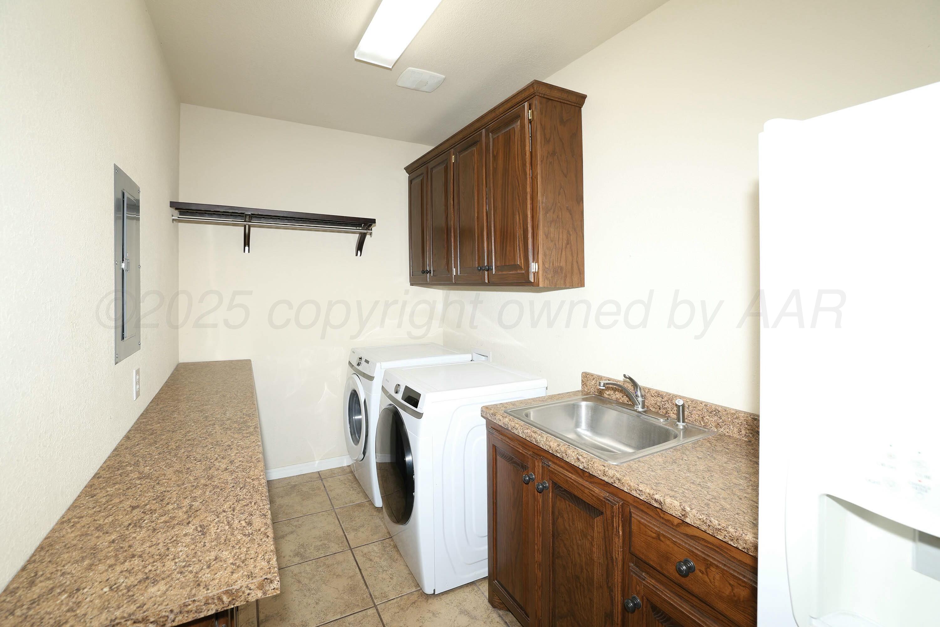 800 West McAfee Road Amarillo, TX 79118 - Photo 31 of 39 a utility room with sink dryer and washer