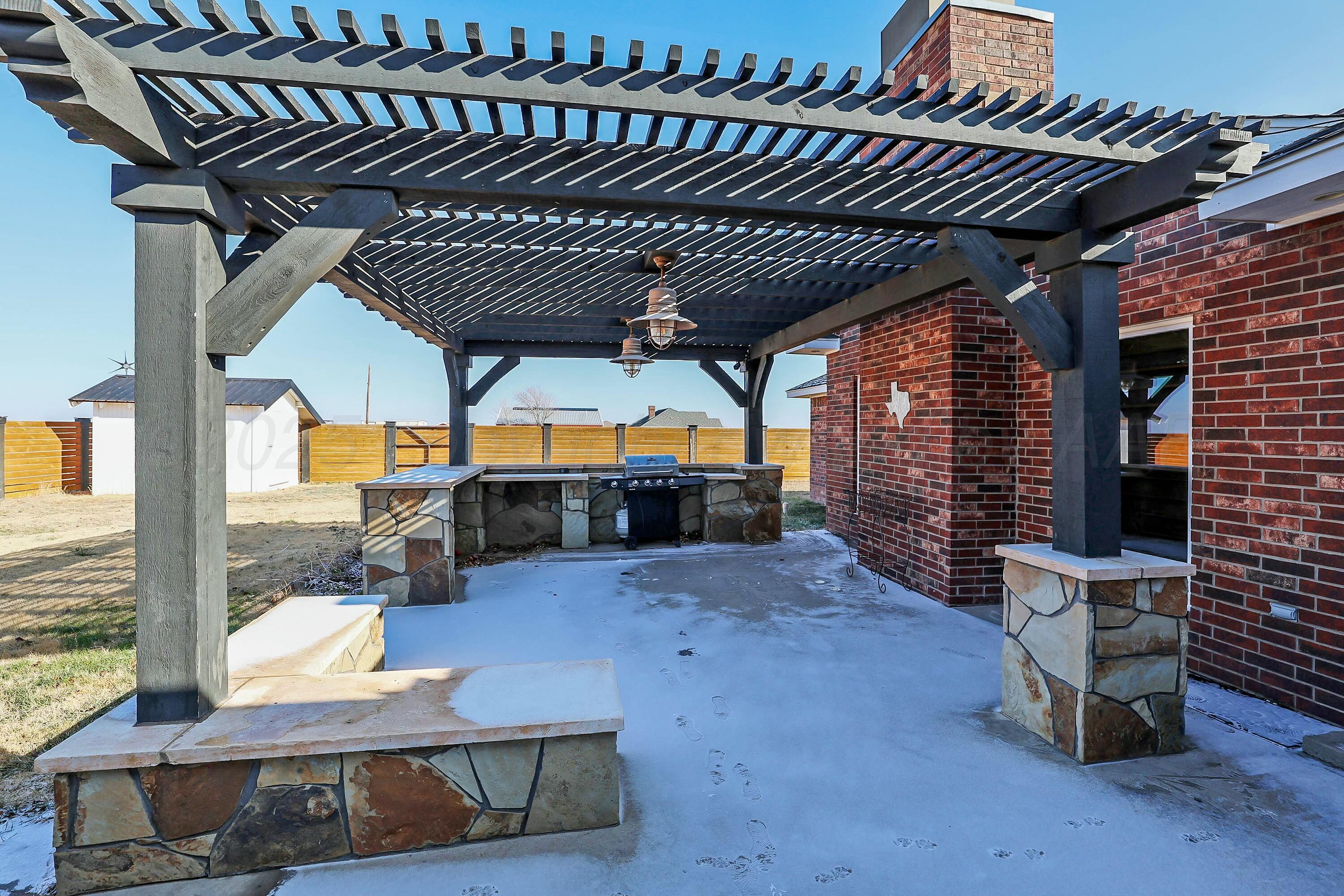 800 West McAfee Road Amarillo, TX 79118 - Photo 34 of 39 a view of a patio with a table and chairs