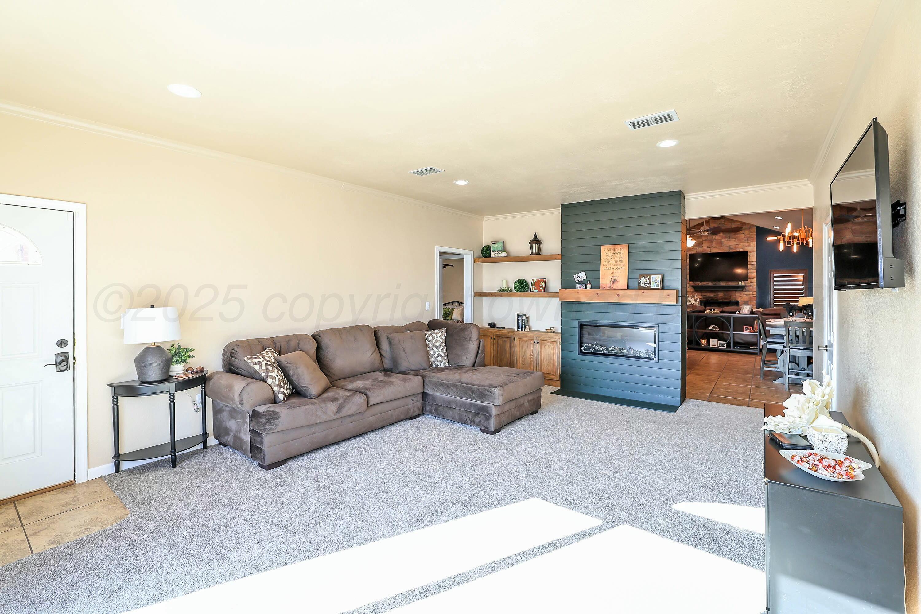 800 West McAfee Road Amarillo, TX 79118 - Photo 4 of 39 a living room with furniture kitchen view and a flat screen tv