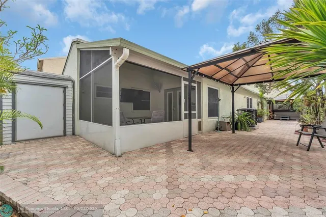 $550,000 | 555 Abingdon Way, Davie, FL 33325