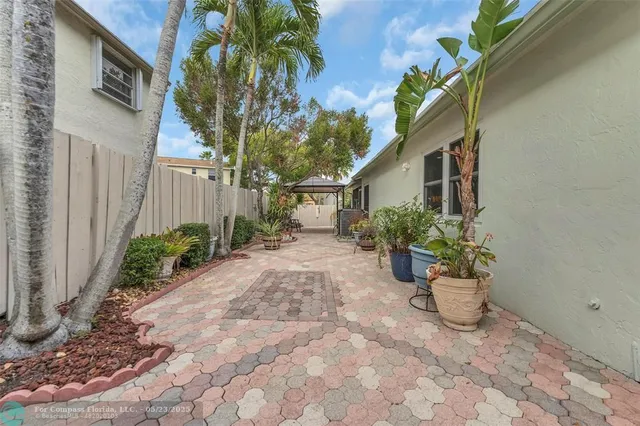 $550,000 | 555 Abingdon Way, Davie, FL 33325