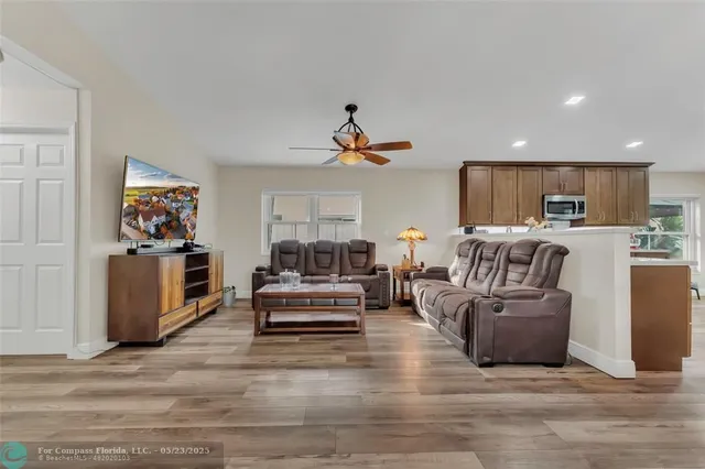 $550,000 | 555 Abingdon Way, Davie, FL 33325