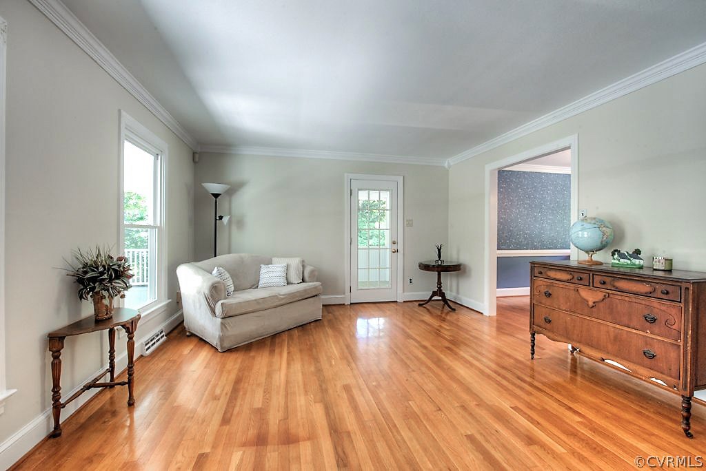 7720 Varann Road Henrico, VA 23231 - Photo 19 of 39 a living room with furniture and a wooden floor