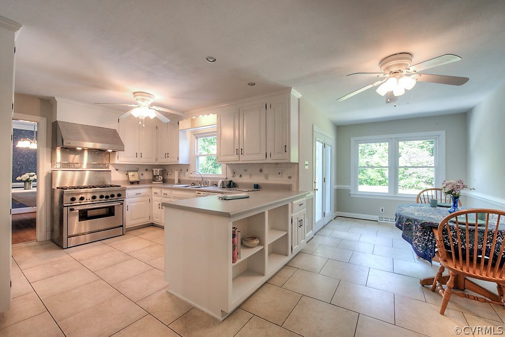 7720 Varann Road Henrico, VA 23231 - Photo 22 of 39 a kitchen with a stove a sink and a refrigerator