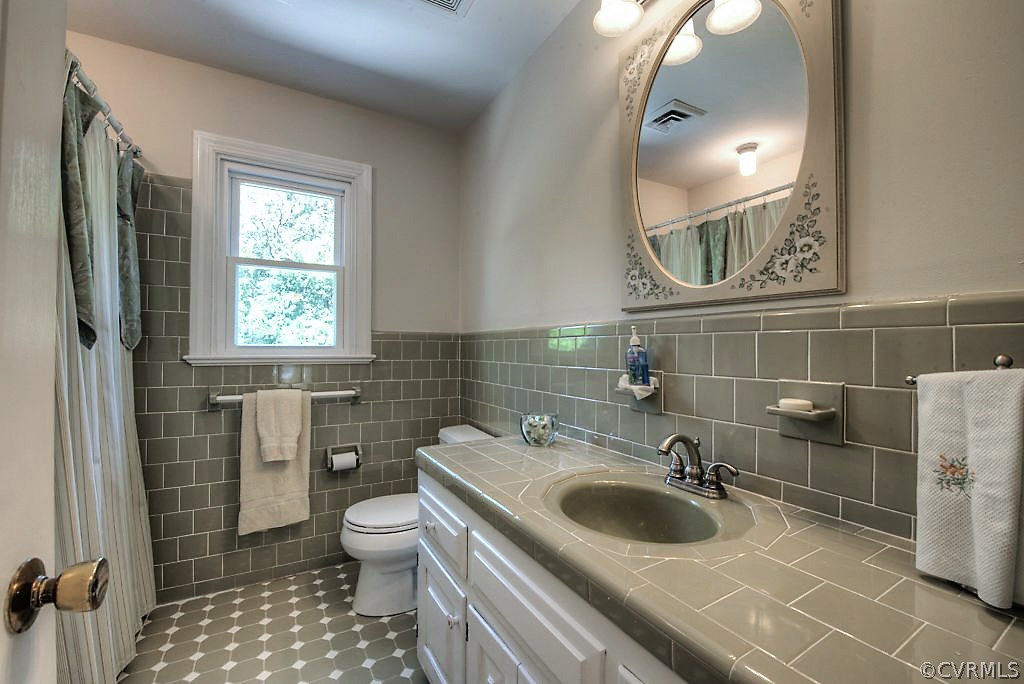 7720 Varann Road Henrico, VA 23231 - Photo 35 of 39 a bathroom with a sink toilet and shower
