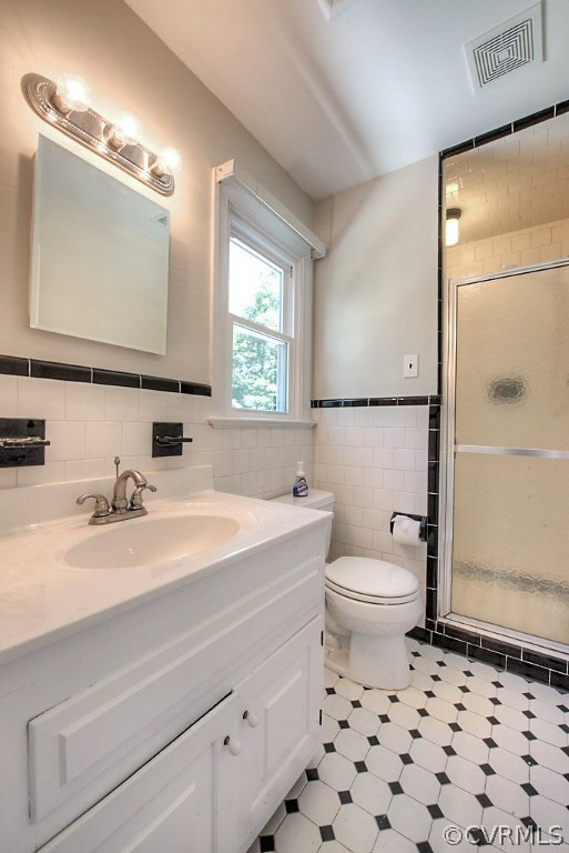 7720 Varann Road Henrico, VA 23231 - Photo 39 of 39 a bathroom with a sink a toilet and a mirror