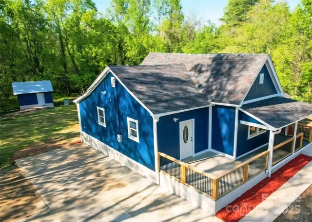 a view of a house with a backyard