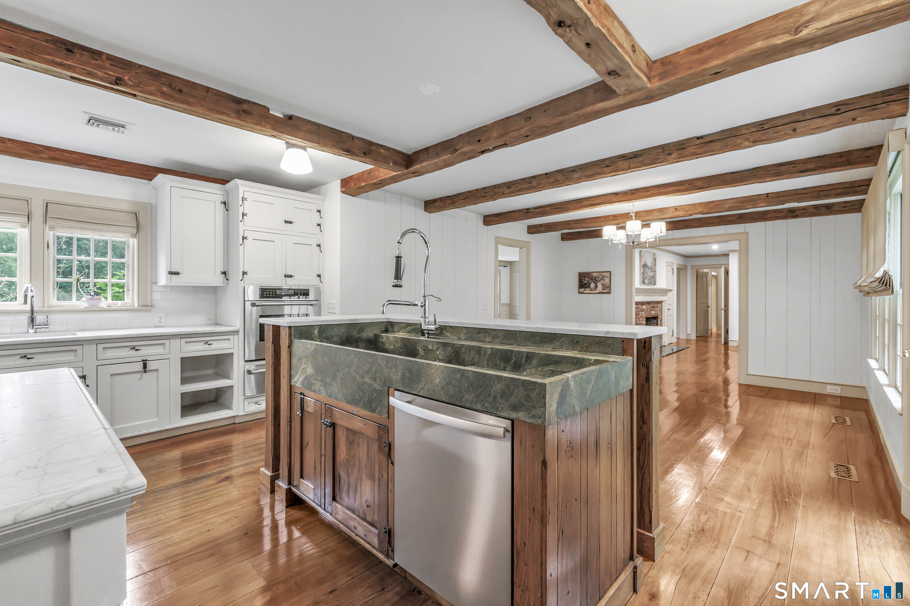215 Cross Ridge Road New Canaan, CT 06840 - Photo 4 of 37