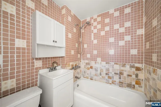 $819,000 | 539 Bergen Boulevard, Ridgefield, NJ 07657