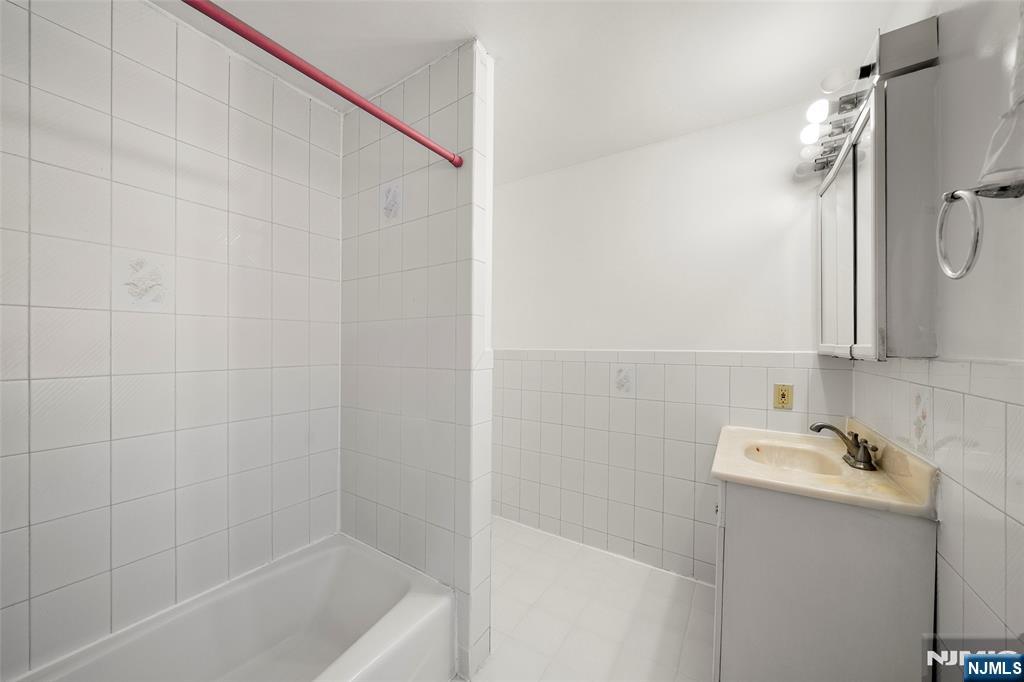 539 Bergen Boulevard Ridgefield, NJ 07657 - Photo 22 of 25