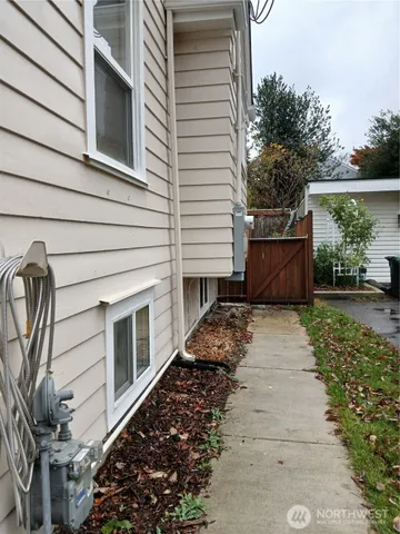 $1,900 | 6007 25th Avenue Northeast, Unit A, Seattle, WA 98115