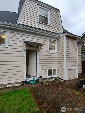 $1,900 | 6007 25th Avenue Northeast, Unit A, Seattle, WA 98115