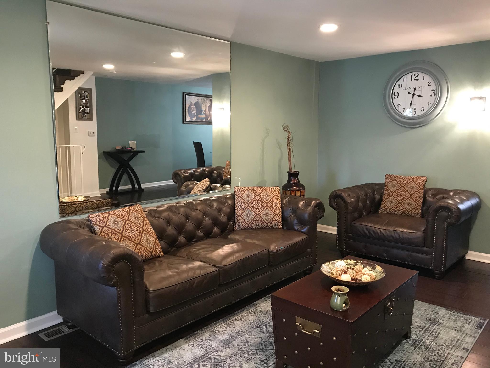7542 Brockton Road Philadelphia, PA 19151 - Photo 4 of 25 Living Room
