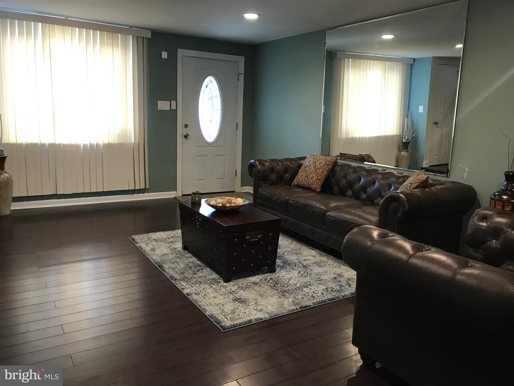 7542 Brockton Road Philadelphia, PA 19151 - Photo 5 of 25 Living Room
