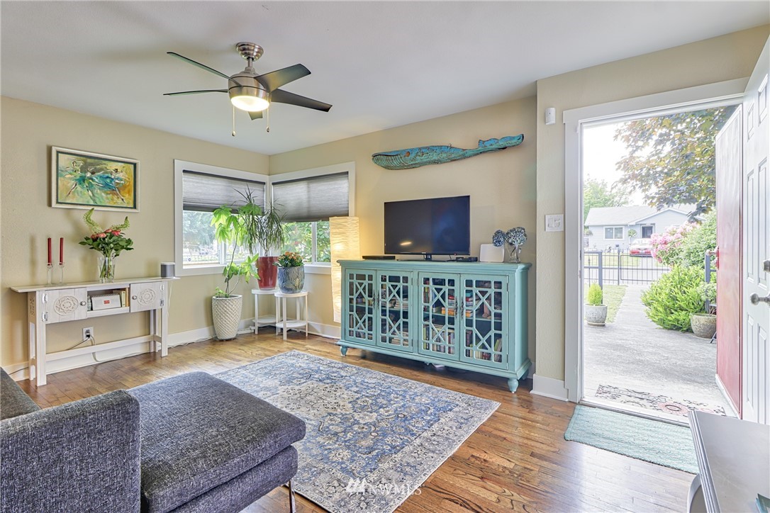 1047 South Rochester Street Tacoma, WA 98465 - Photo 5 of 28 Gallery Image 5