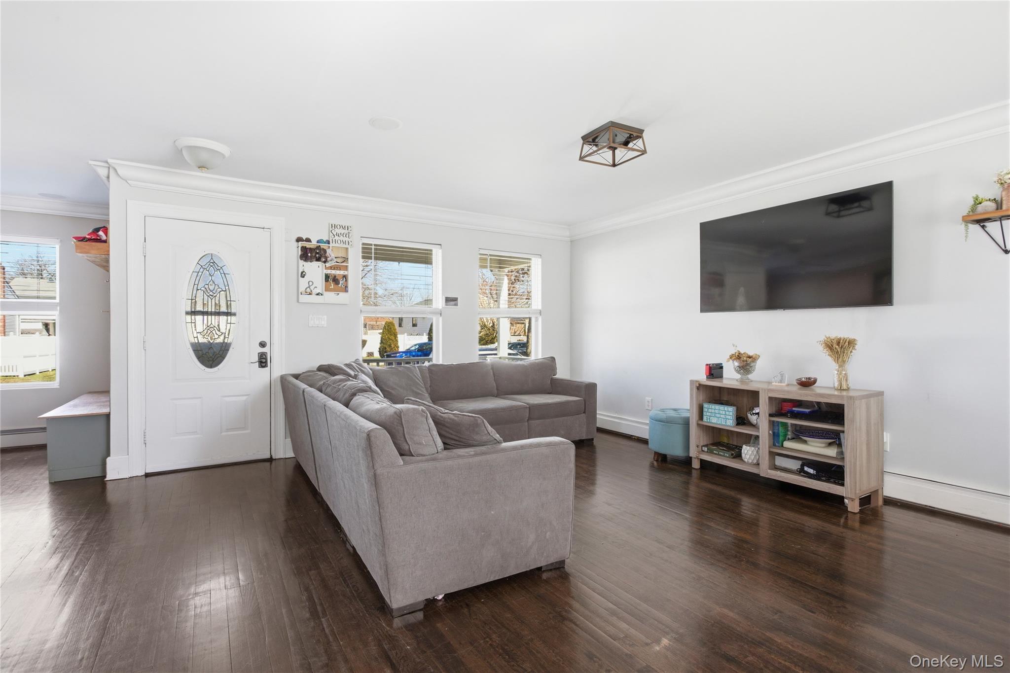 254 40th Street Copiague, NY 11726 - Photo 4 of 19