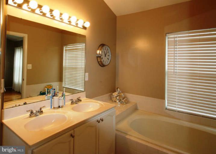 12011 Edgemere Circle Reston, VA 20190 - Photo 11 of 15 Bath (Master)