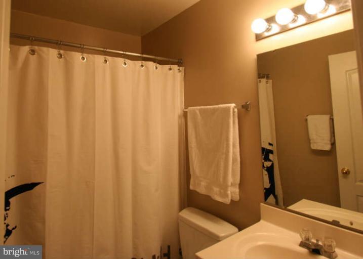 12011 Edgemere Circle Reston, VA 20190 - Photo 14 of 15 Bath