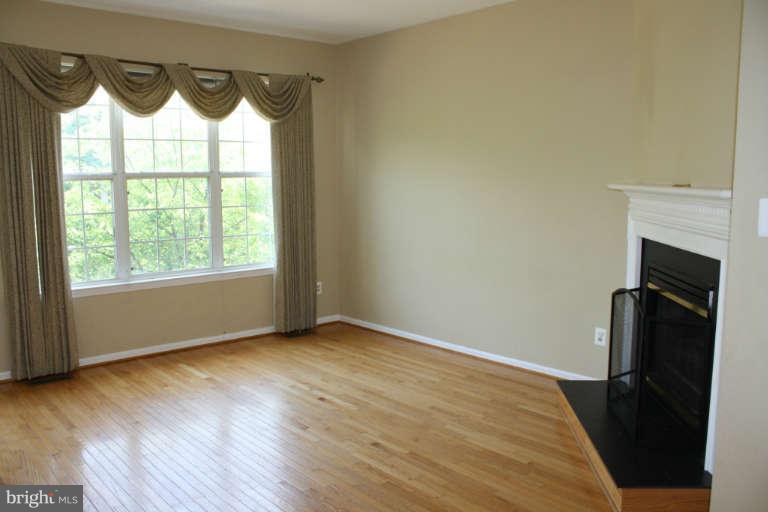 12011 Edgemere Circle Reston, VA 20190 - Photo 8 of 15 Living Room