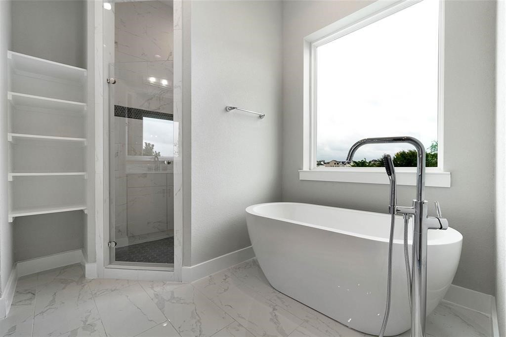 8411 Hempstead Road, Unit F Houston, TX 77008 - Photo 19 of 26 Closer look at tub & shower