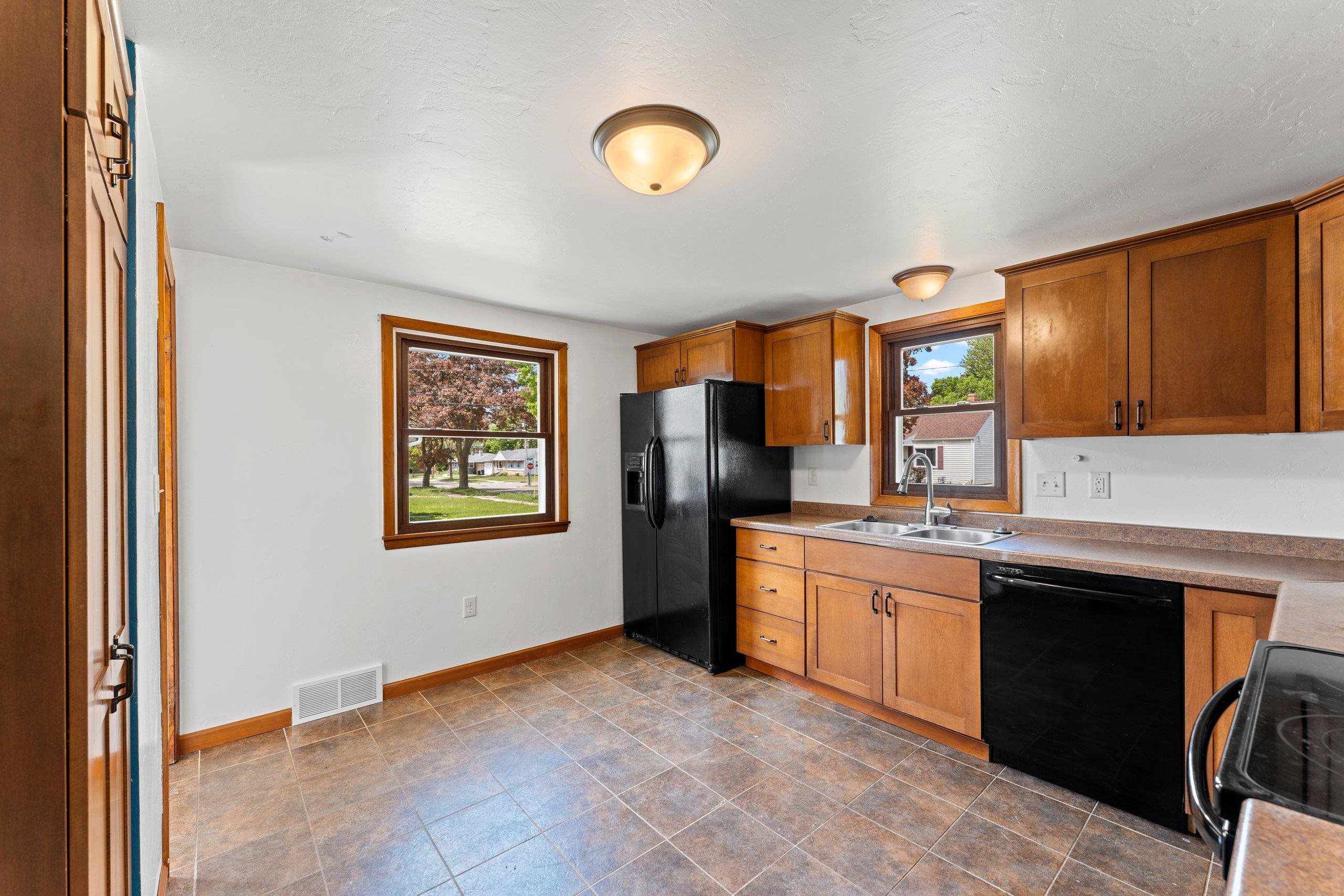 1405 West Brewster Street Appleton, WI 54914 - Photo 5 of 42