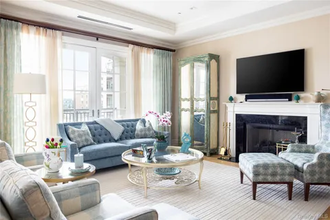 $2,898,000 | 2000 Royal Court, Unit 2101, North Hills, NY 11040