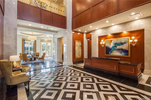 $2,898,000 | 2000 Royal Court, Unit 2101, North Hills, NY 11040