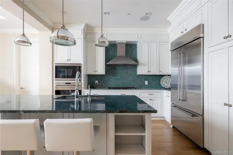 $2,898,000 | 2000 Royal Court, Unit 2101, North Hills, NY 11040