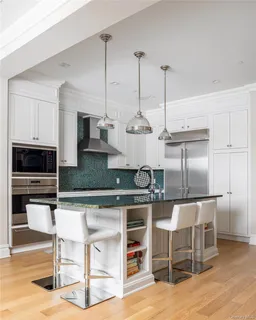 $2,898,000 | 2000 Royal Court, Unit 2101, North Hills, NY 11040
