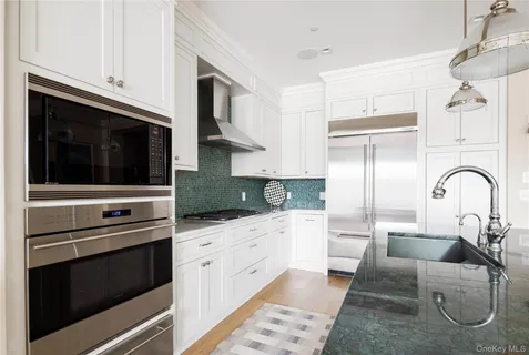$2,898,000 | 2000 Royal Court, Unit 2101, North Hills, NY 11040