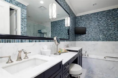 $2,898,000 | 2000 Royal Court, Unit 2101, North Hills, NY 11040