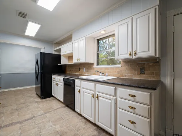 $310,000 | 300 Robert E Lee Drive, Tyler, TX 75703