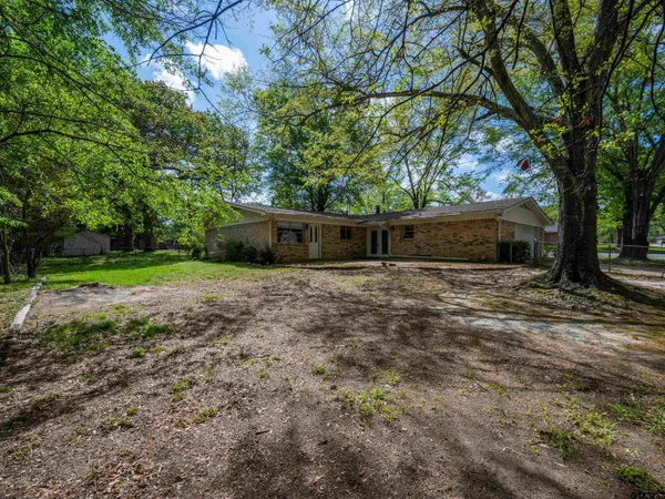 $310,000 | 300 Robert E Lee Drive, Tyler, TX 75703