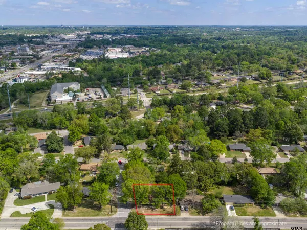 $310,000 | 300 Robert E Lee Drive, Tyler, TX 75703