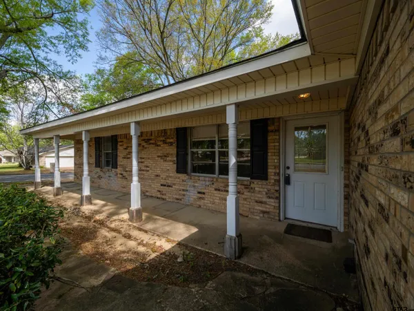 $310,000 | 300 Robert E Lee Drive, Tyler, TX 75703