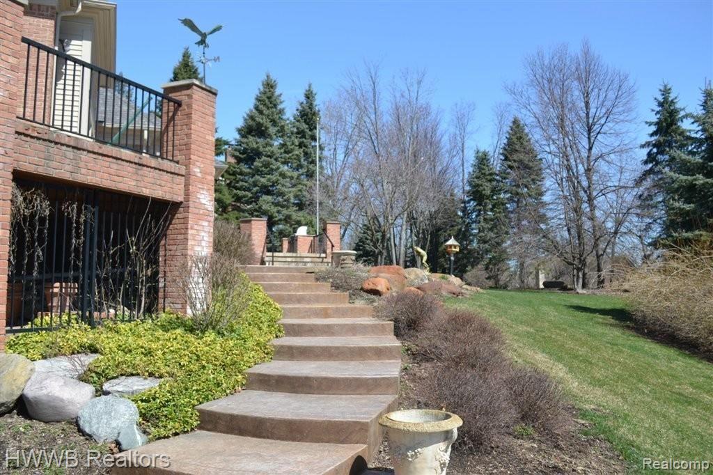 1460 Highpoint Court Rochester, MI 48306 - Photo 4 of 24 Backyard