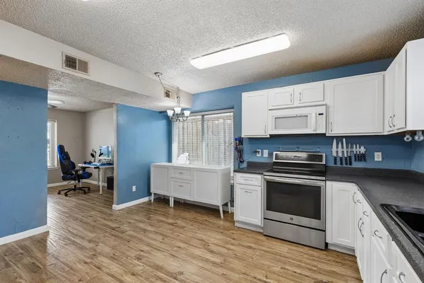 $450,000 | 304 Lark Lane, Euless, TX 76039