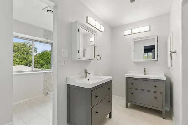 $450,000 | 304 Lark Lane, Euless, TX 76039