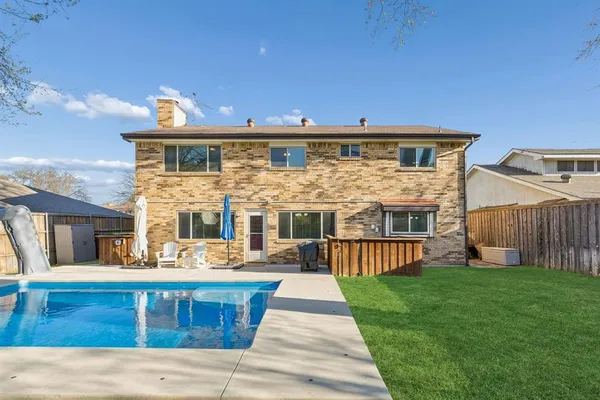 $450,000 | 304 Lark Lane, Euless, TX 76039