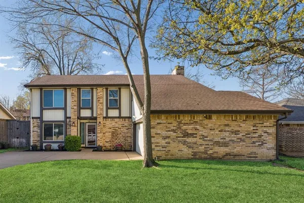 $450,000 | 304 Lark Lane, Euless, TX 76039