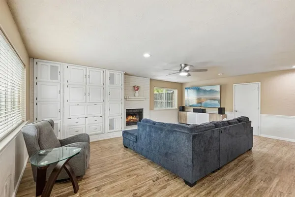 $450,000 | 304 Lark Lane, Euless, TX 76039