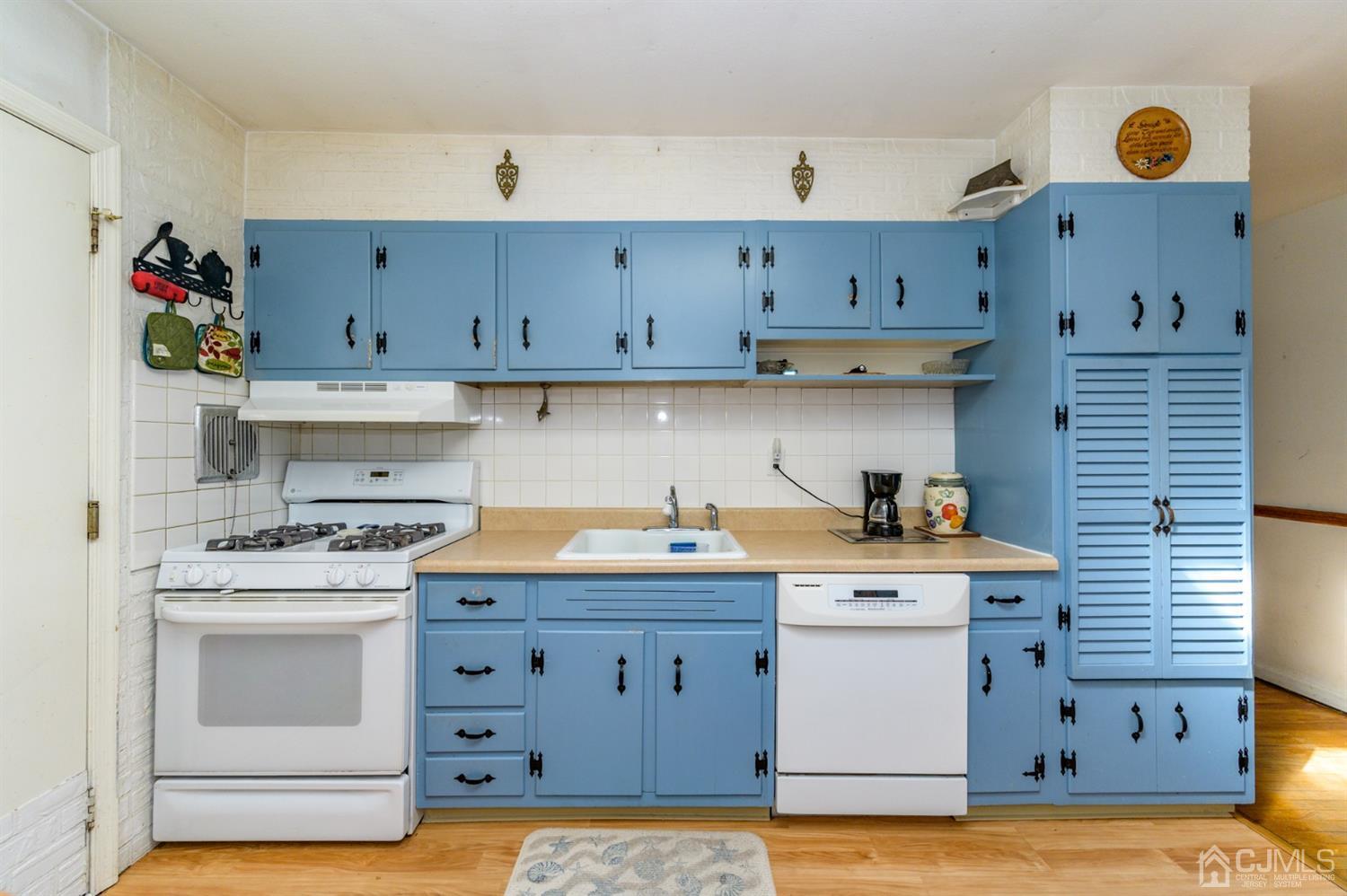 456 Dover Road Toms River, NJ 08757 - Photo 12 of 39 a kitchen with a stove and cabinets