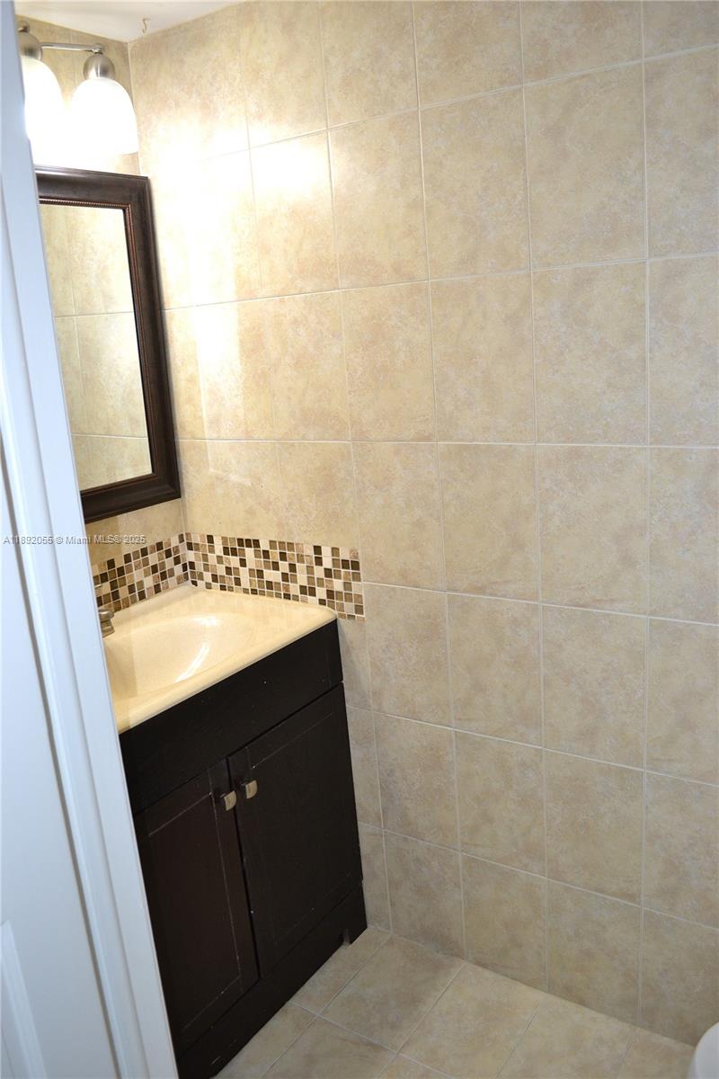 6475 Southwest 129th Place, Unit 4094 Miami, FL 33183 - Photo 8 of 20 a bathroom with a sink and a mirror