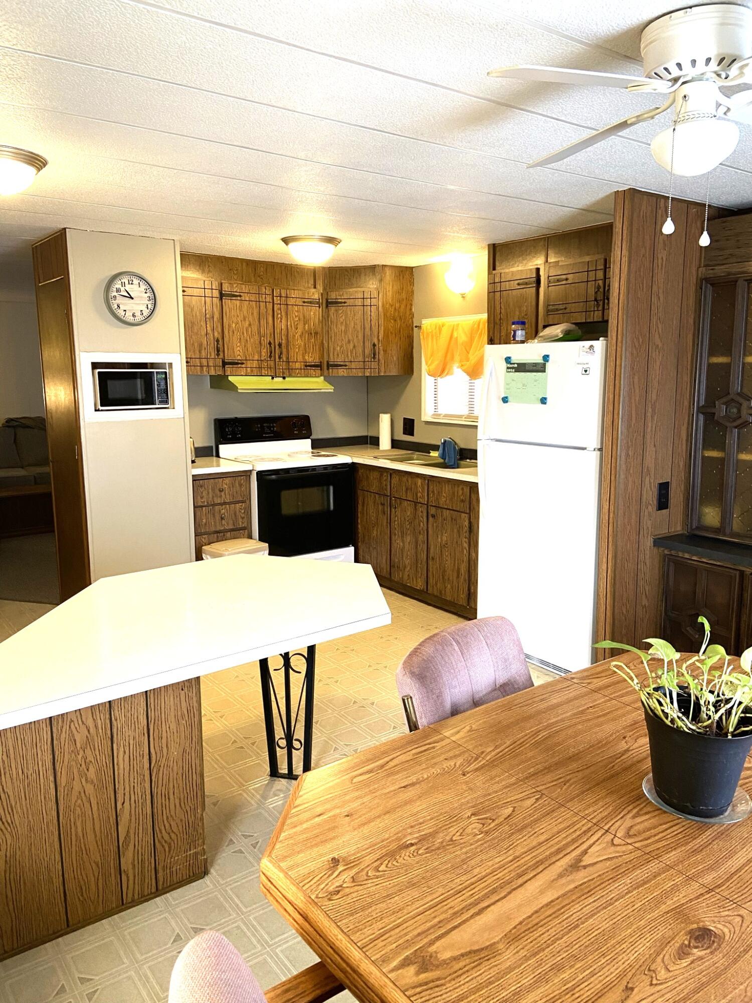 2252 Table Rock Road, Unit 21 Medford, OR 97501 - Photo 11 of 26 Appliances stay with home.