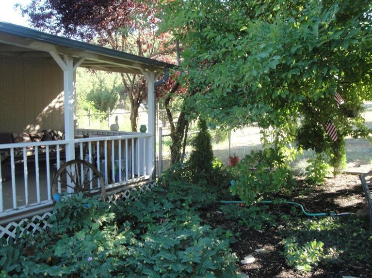 7927 Colonial Way Central Point, OR 97502 - Photo 4 of 28 Shade Garden