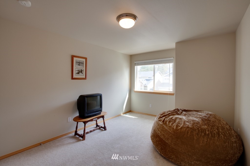 1075 Ilwaco Place Northeast Renton, WA 98059 - Photo 8 of 11 Gallery Image 8