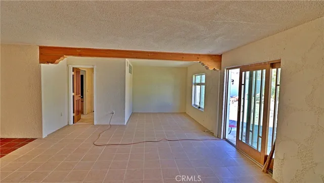 a view of a big room with closet and windows