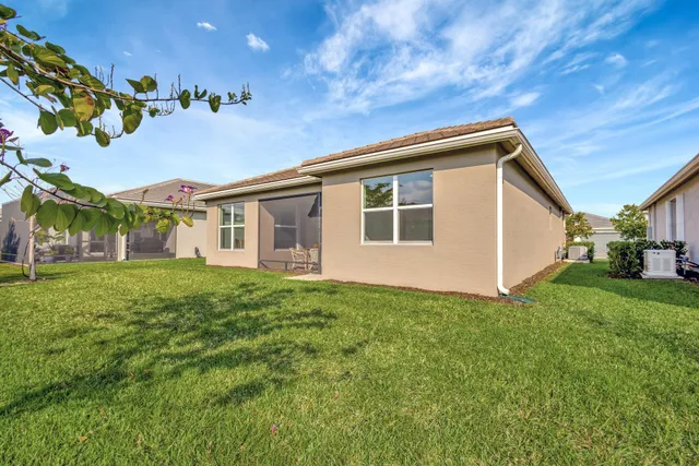 a view of a house with backyard